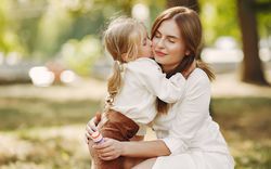 Den matek, maminka s dítětem, foto: Freepik.com Den matek, maminka s dítětem, foto: Freepik.com