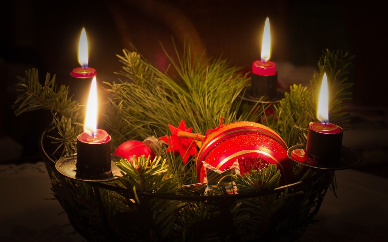adventní věnec, čtyři svíčky