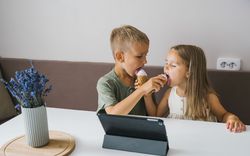 Děti si dávájí líznout zmrzliny, Foto: Pexels.com