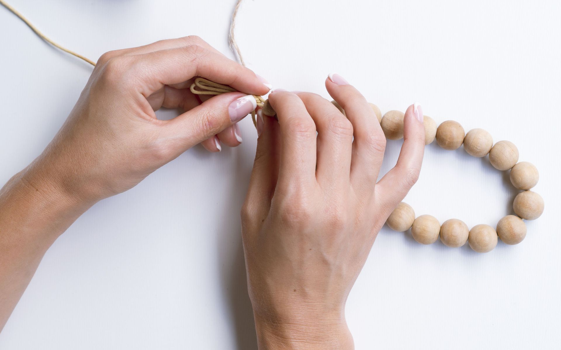 ruce navlékající korálky, výroba růžence, Foto: Freepik.com