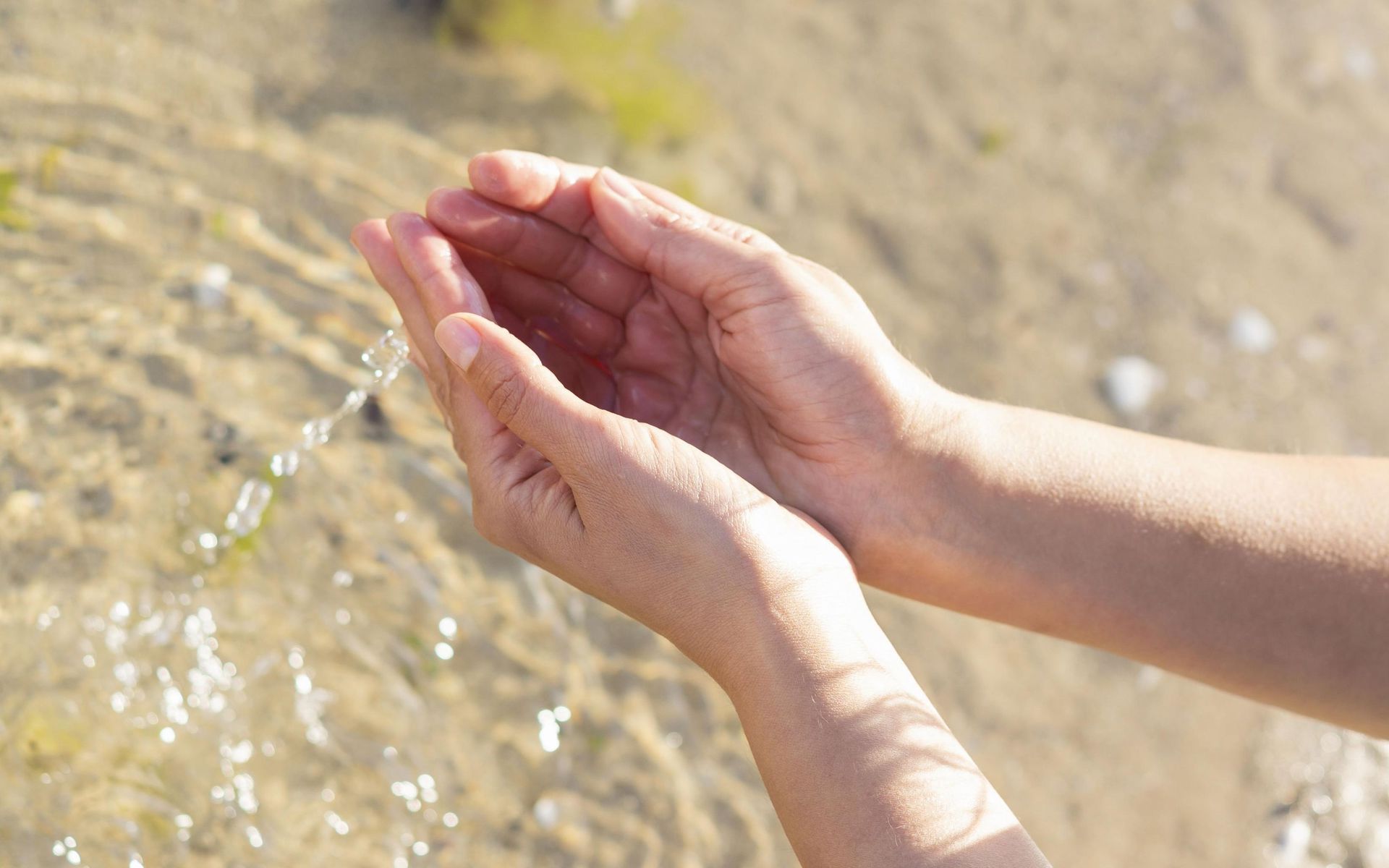 voda v dlaních, foto: Freepik.com
