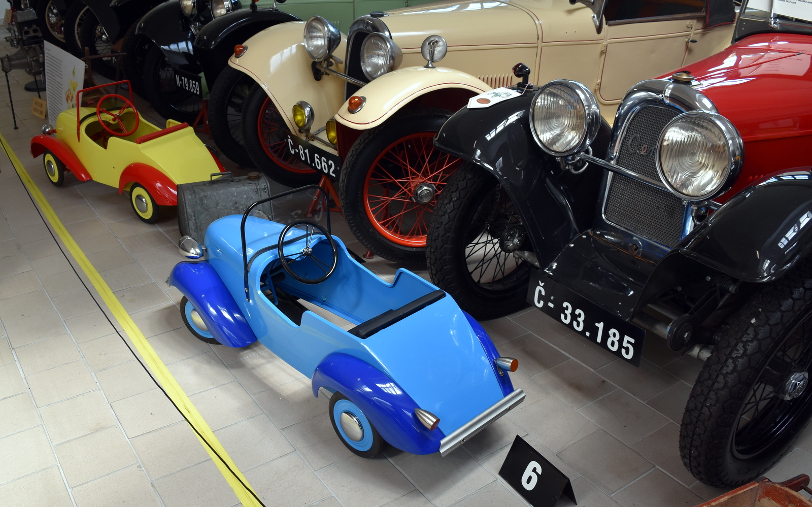 Výstava historických automobilů Aero, včetně šlapacích autíček / foto -ima-
